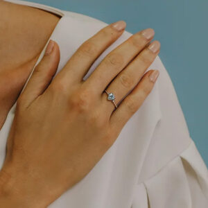 anello in oro bianco con acquamarina a cuore e diamanti di comete gioielli anq 300
